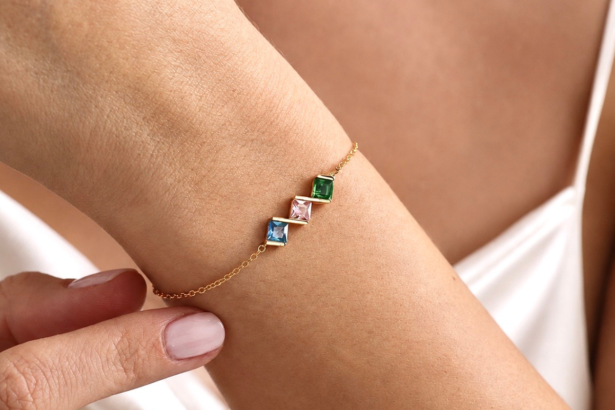 Personalised birthstone bracelet with square-cut stones in 925 sterling silver – gift for mum and grandma by NY Jewellery