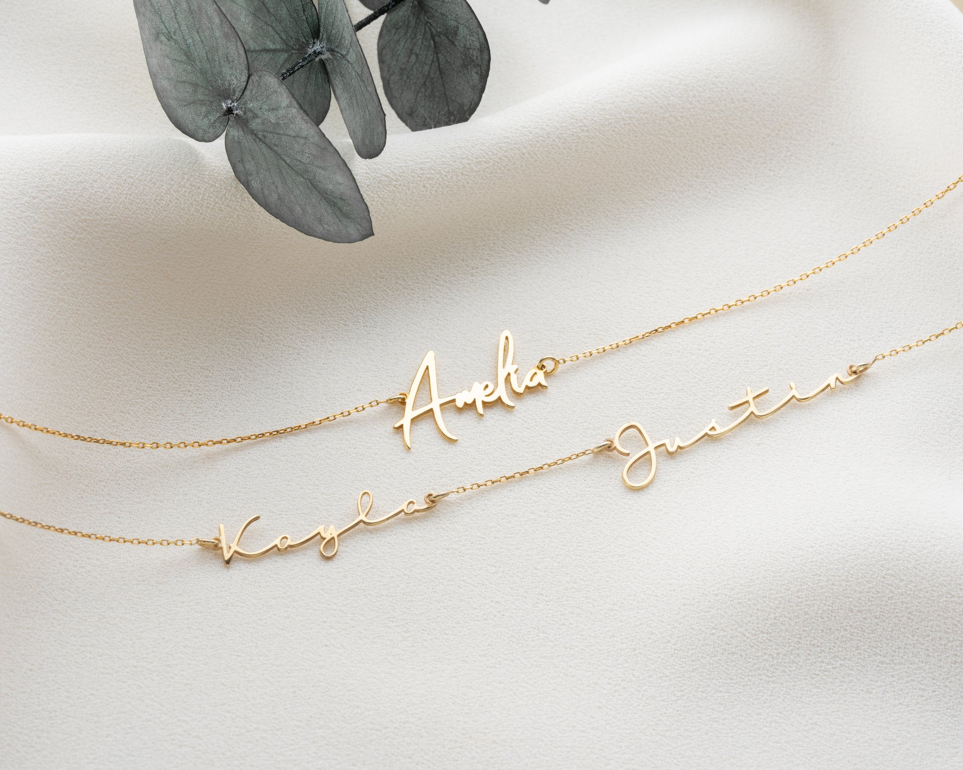 Multiple name necklace in 925 sterling silver with gold plating showing 2-5 name options
