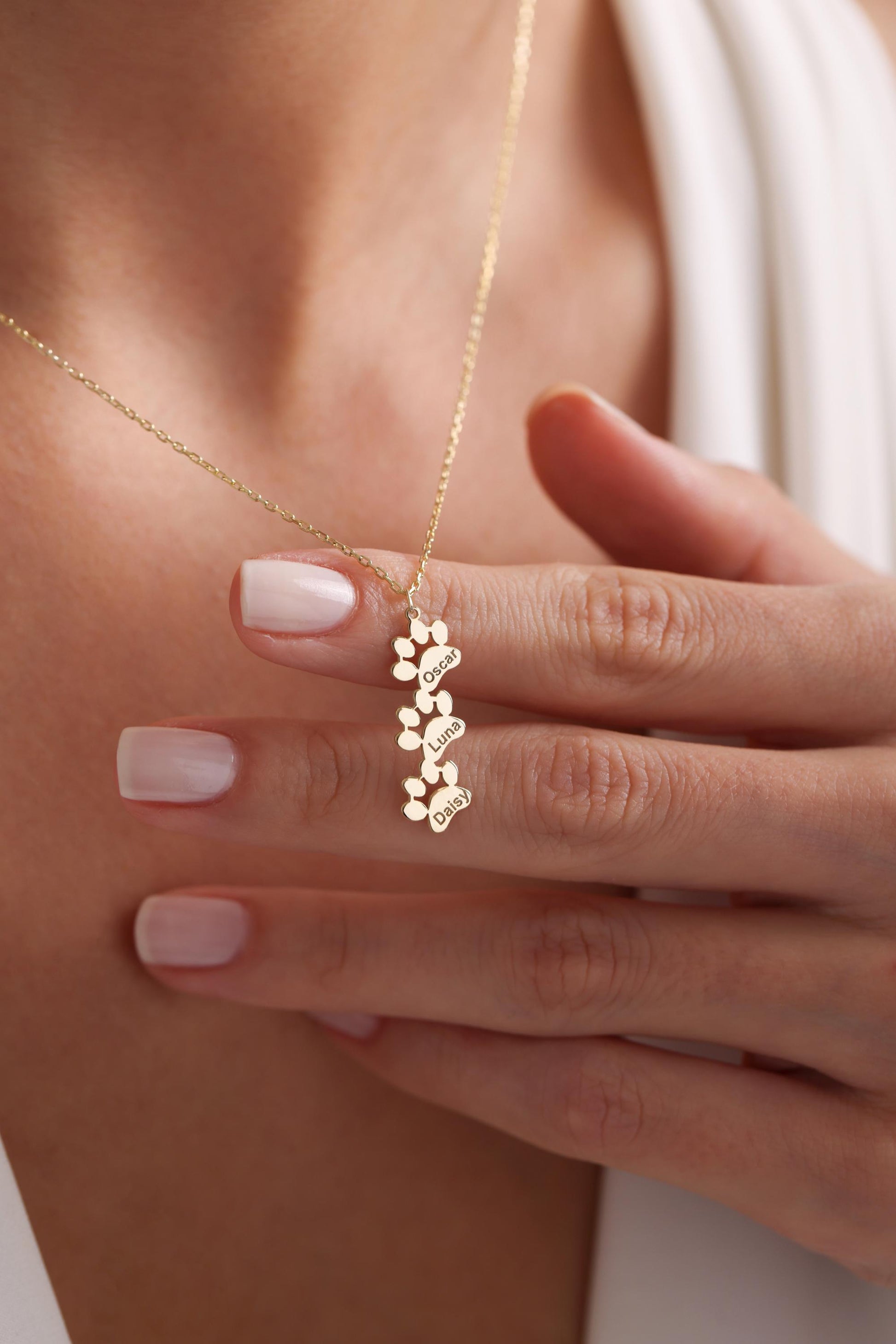 Paw Print Name Necklace – Custom Pet Memorial Jewelry – Dog/Cat Paw Name Necklace – Unique Gift for Pet Lovers