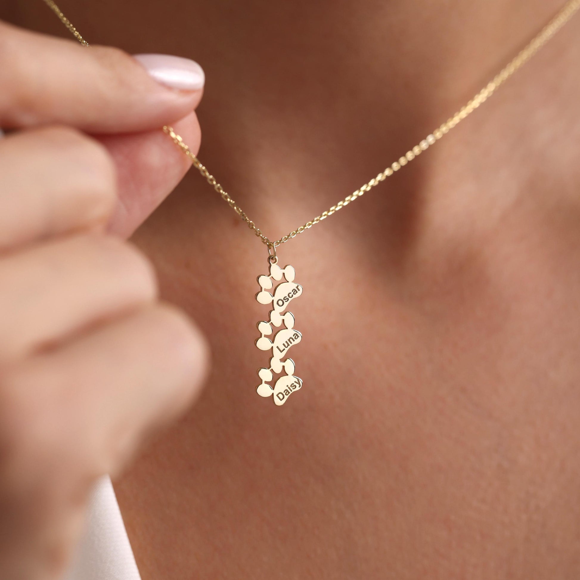 Paw Print Name Necklace – Custom Pet Memorial Jewelry – Dog/Cat Paw Name Necklace – Unique Gift for Pet Lovers