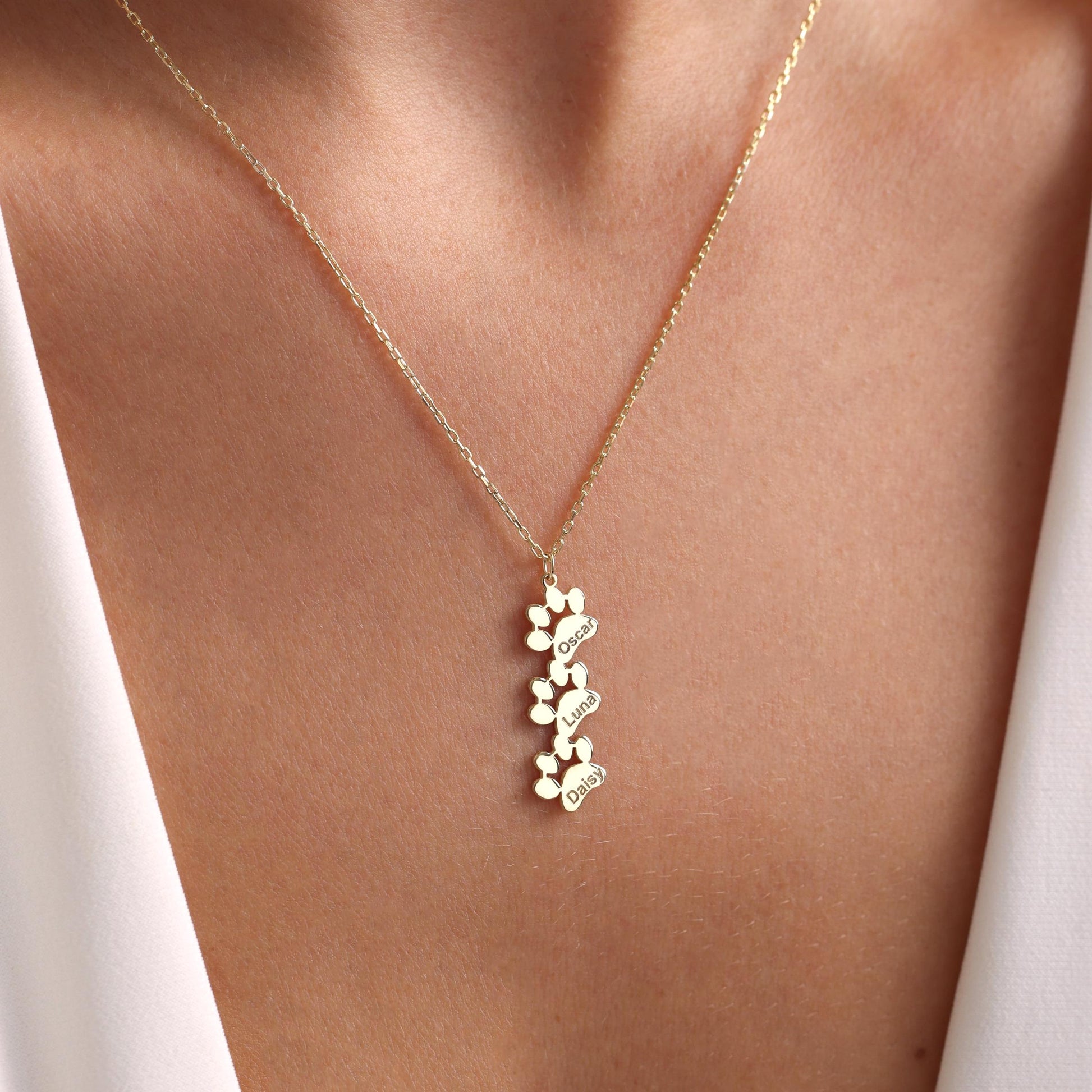 Paw Print Name Necklace – Custom Pet Memorial Jewelry – Dog/Cat Paw Name Necklace – Unique Gift for Pet Lovers