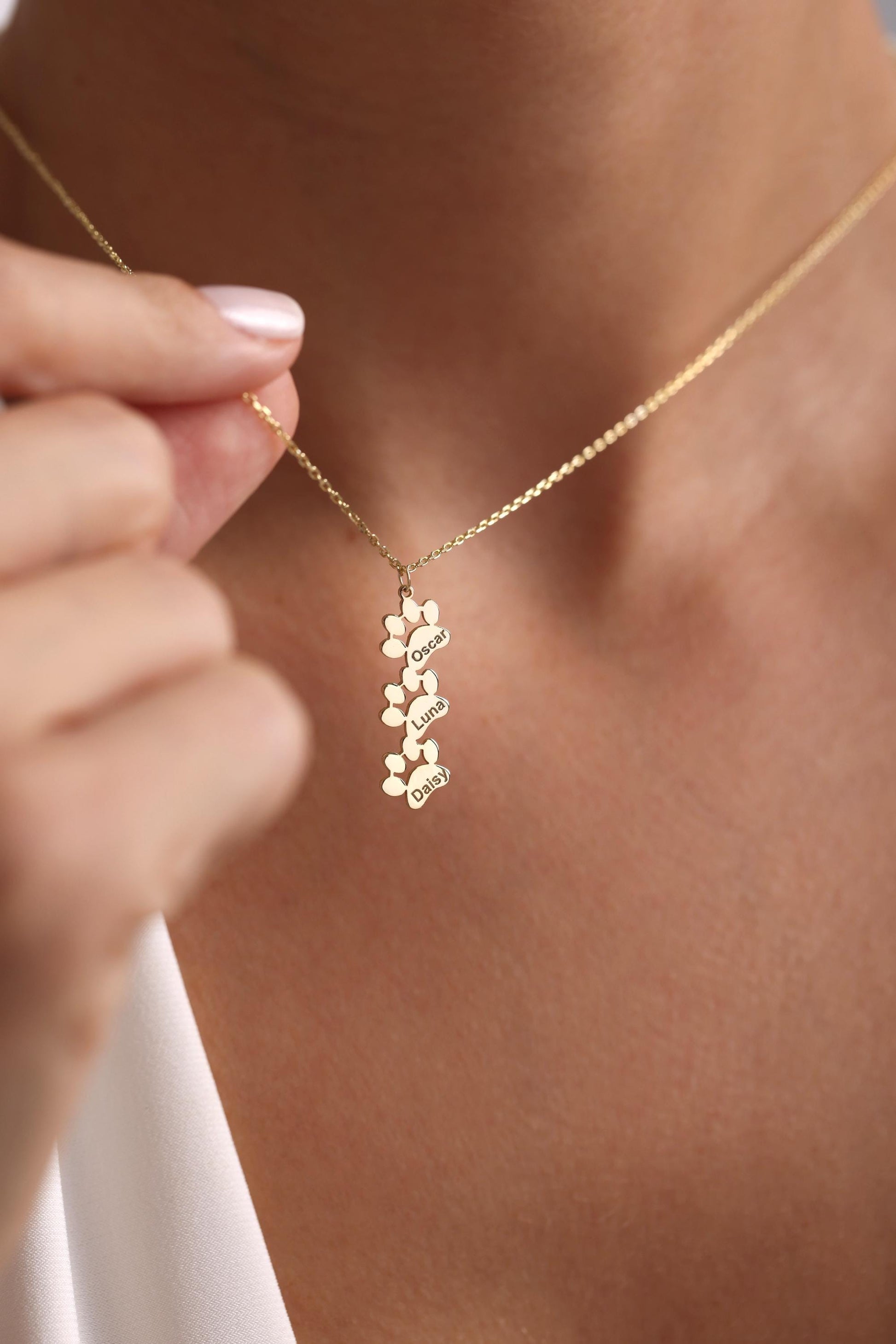 Paw Print Name Necklace – Custom Pet Memorial Jewelry – Dog/Cat Paw Name Necklace – Unique Gift for Pet Lovers